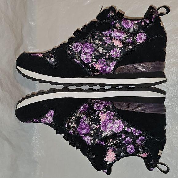 Skechers Women's Size 8 Black and Purple Floral Sneakers Used - Picture 2 of 15